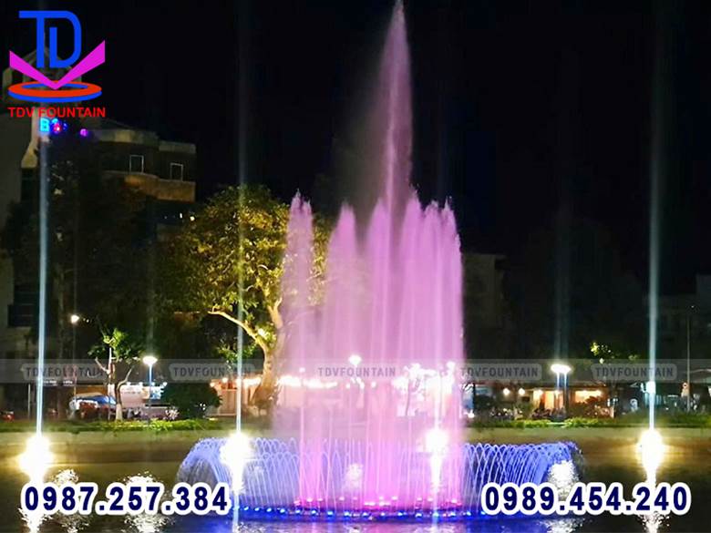 Thiết kế đồng bộ, tạo hình nổi bật giữa mặt hồ