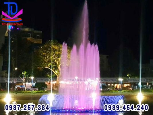 Thiết kế đồng bộ, tạo hình nổi bật giữa mặt hồ
