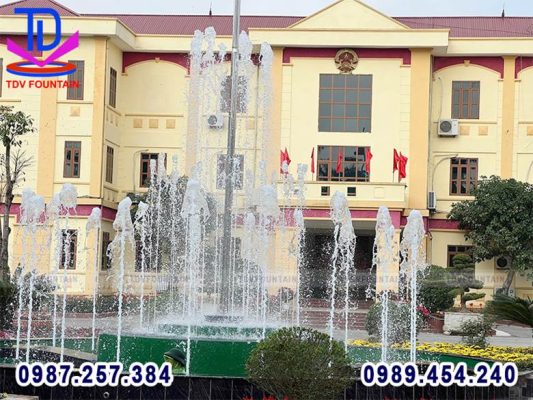 Đài phun nước ủy ban xã Ân Thi bố trí 5 vòng giàn phun đồng tâm