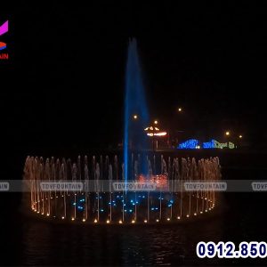 Dai phun nuoc phao noi lac son hoa binh