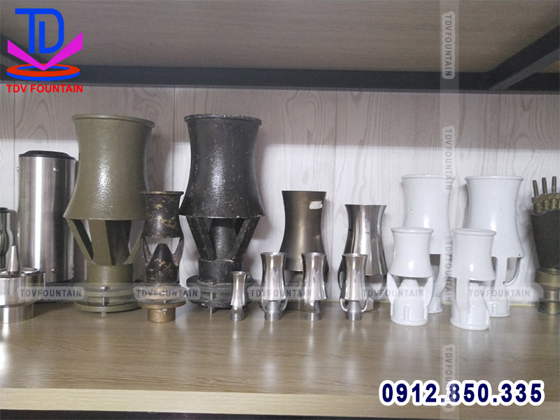 cung-cap-dau-phun-tao-hinh-cay-thong.jpg cung cap dau phun tao hinh cay thong